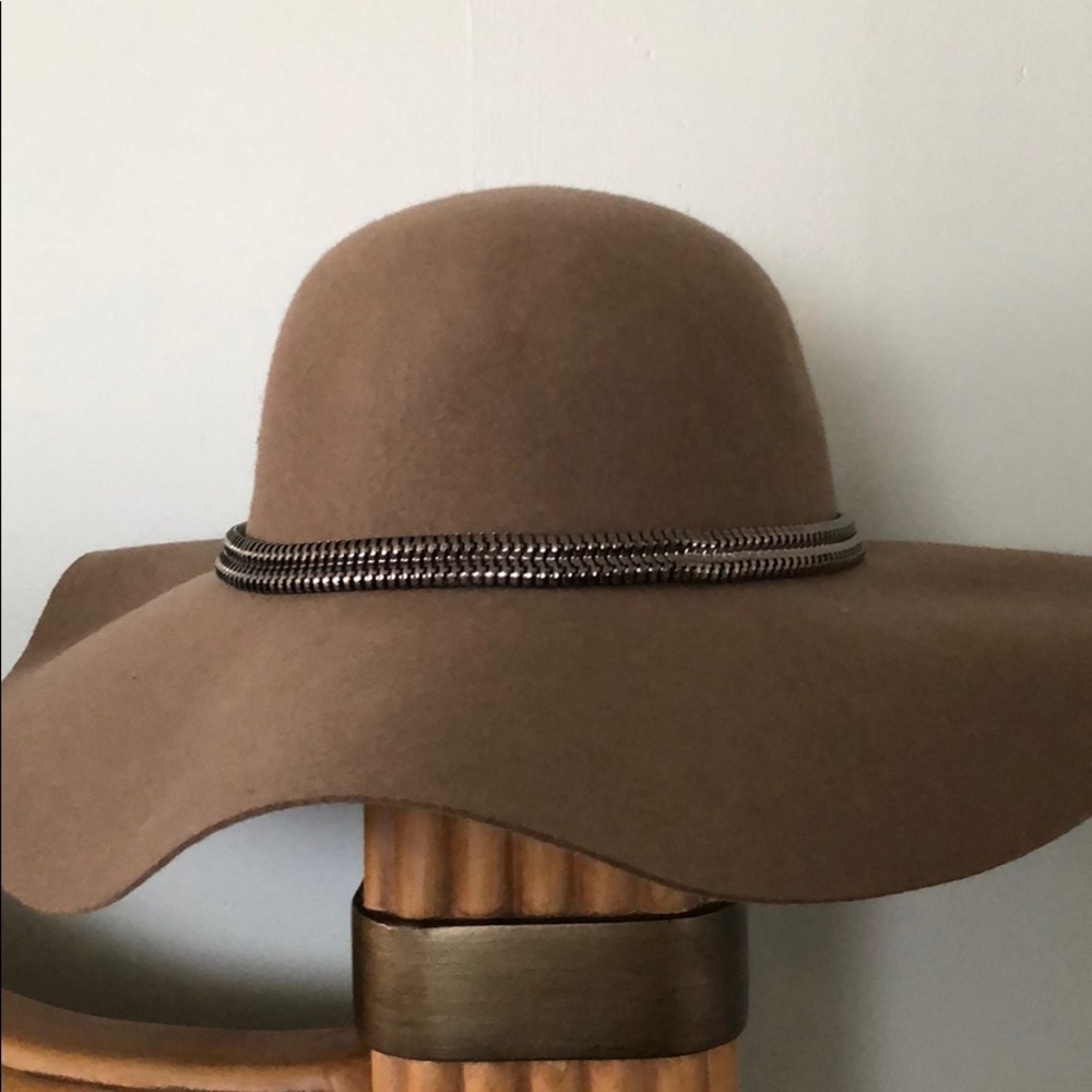 D&Y Floppy Hat. One size fits most. Color: Taupe
